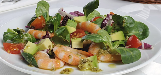 Avocado, Tomate und Garnele mit Frühlingskräutersalat