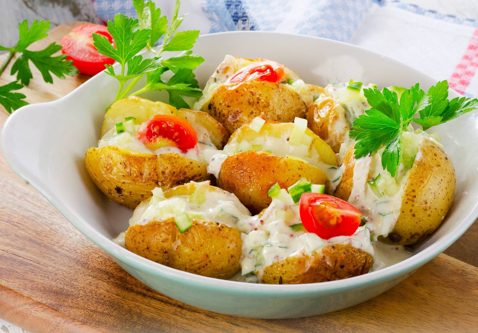Kartoffeln mit Gemüsequark und Tomatensalat Rezept | VidaVida