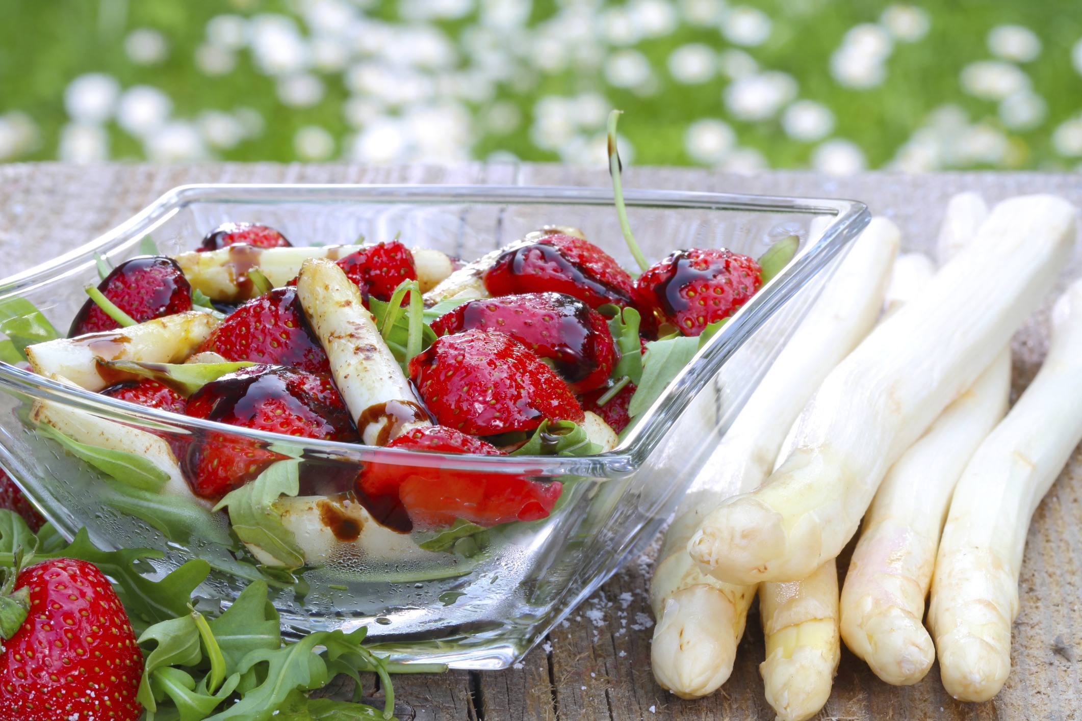 Süß-pikanter Spargelsalat mit Erdbeeren | VidaVida Rezept