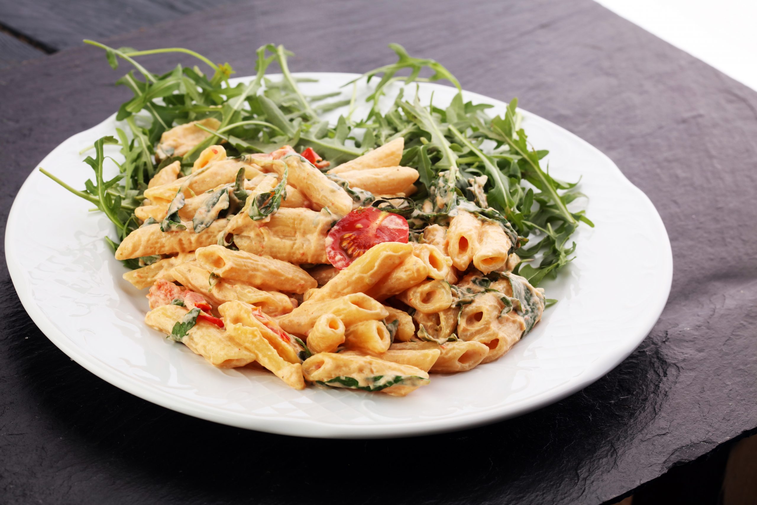 Penne mit Kirschtomaten und Rucola in Sahnesauce | VidaVida Rezept