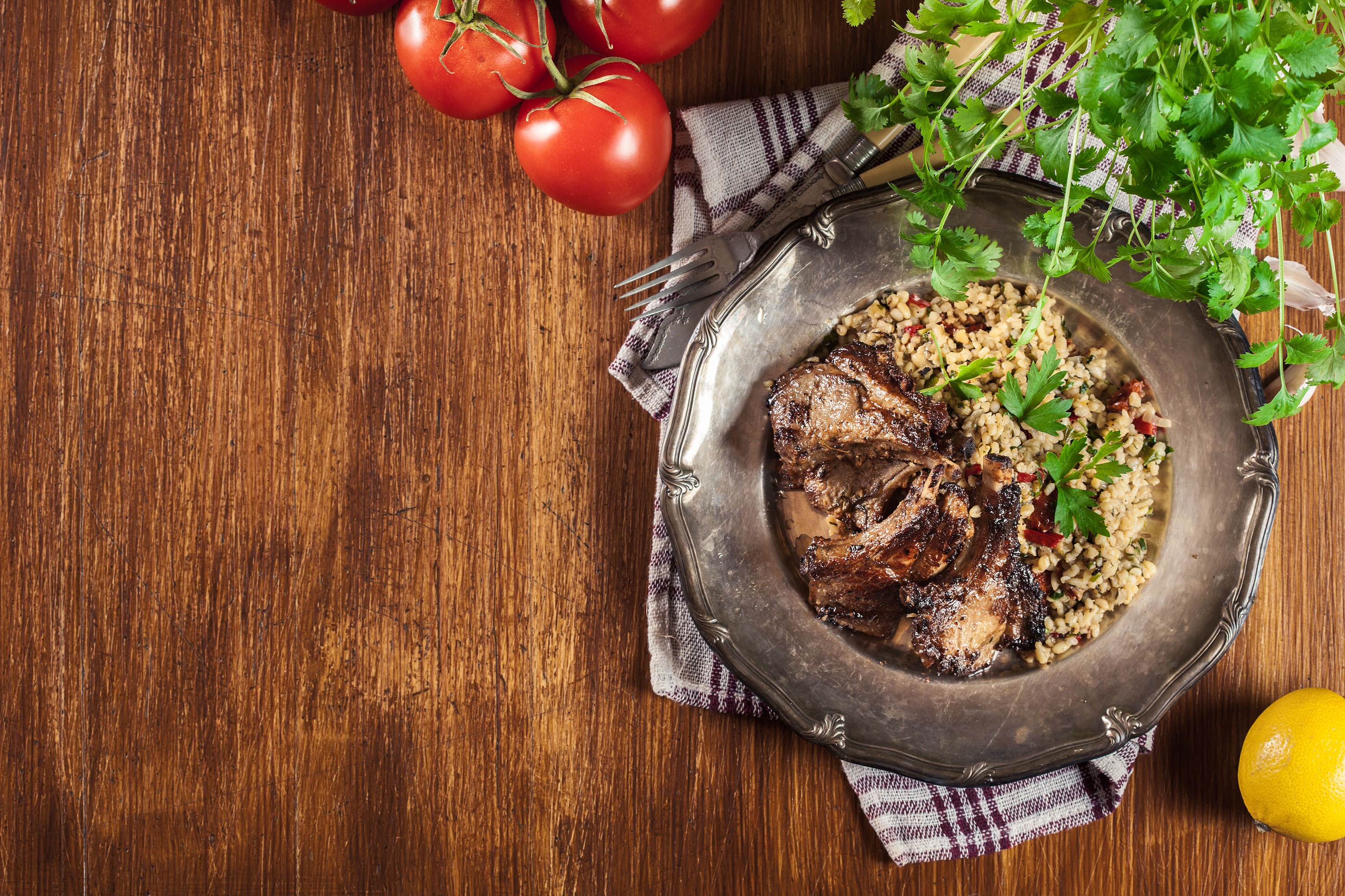 Grillen: Lammfilet mit Tomaten-Bulgursalat und Minze | VidaVida Rezept