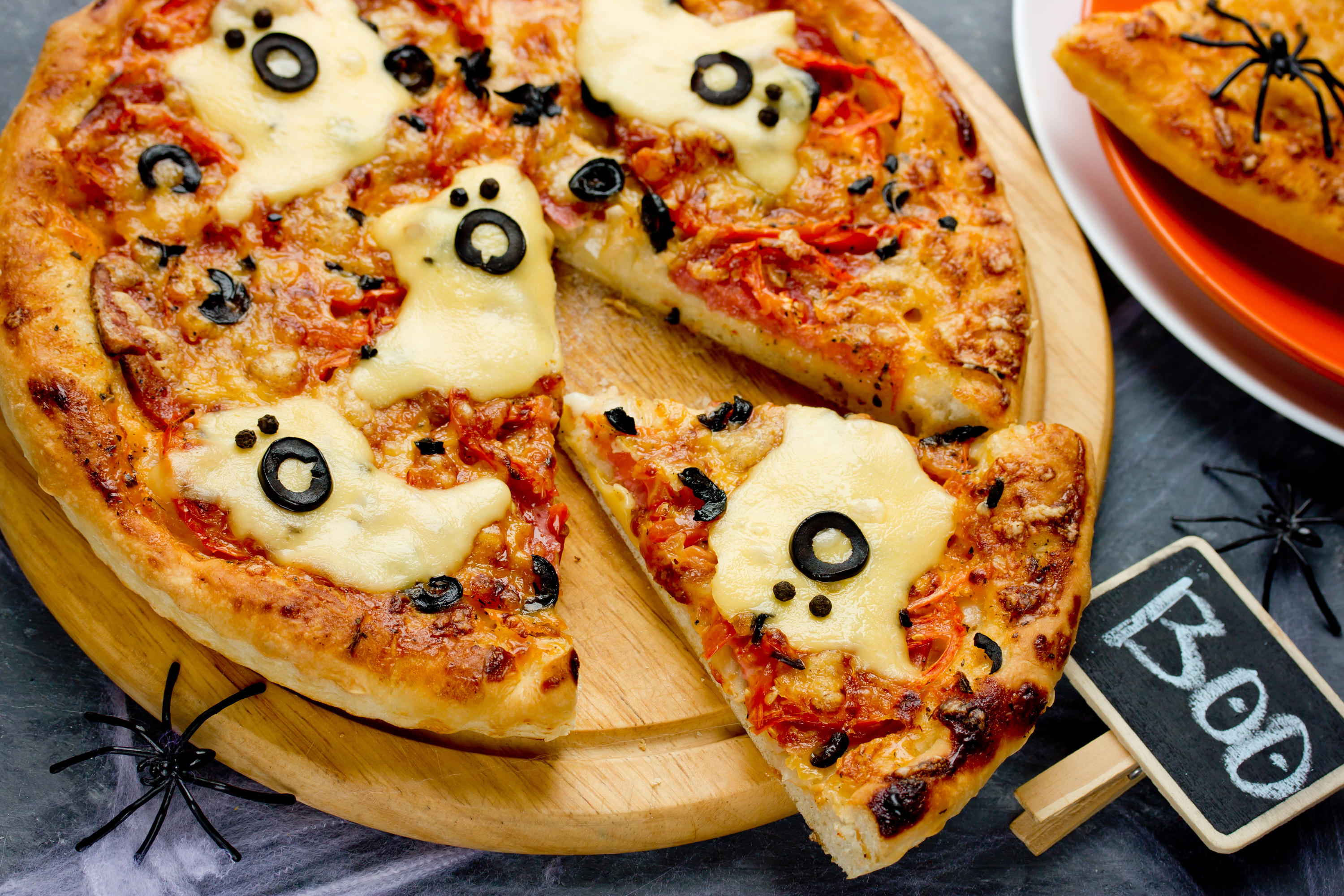 Gruselige Gespenster-Pizza | VidaVida Rezept Gruselige Gespenster-Pizza | VidaVida Rezept
