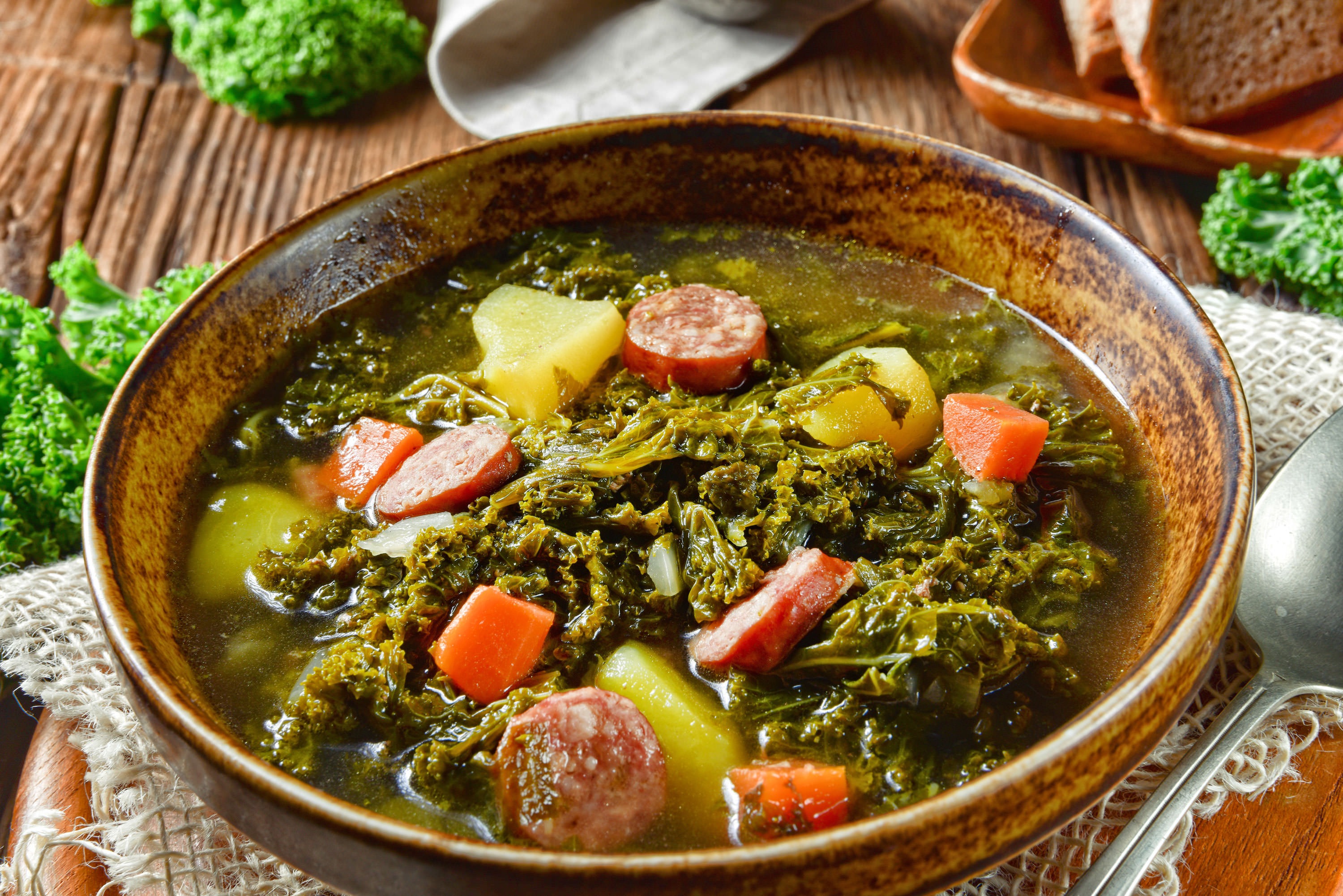 Herzhafter Grünkohl-Eintopf mit Kohlwurst