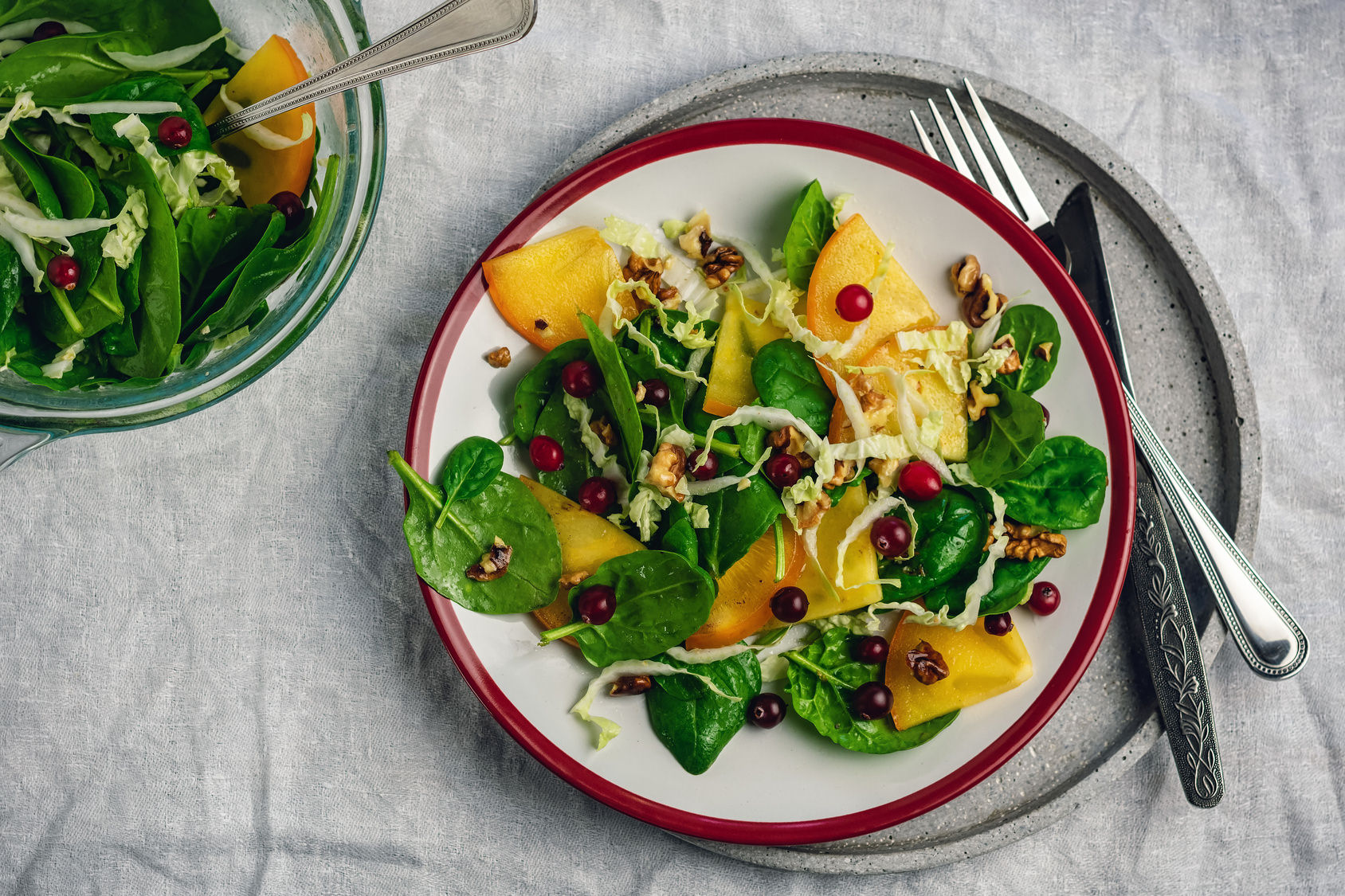 Wintersalat mit Kaki und Cranberrysoße | VidaVida Rezept Wintersalat mit Kaki und Cranberrysoße | VidaVida Rezept