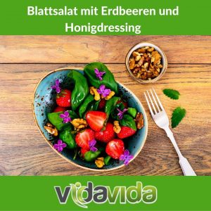 Blattsalat mit Erdbeeren und Honigdressing